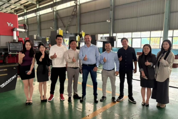 巴西客户的激光切割机和折弯机